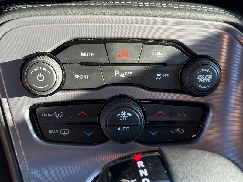 Dodge Challenger Vehicle Full-screen Gallery Image 22