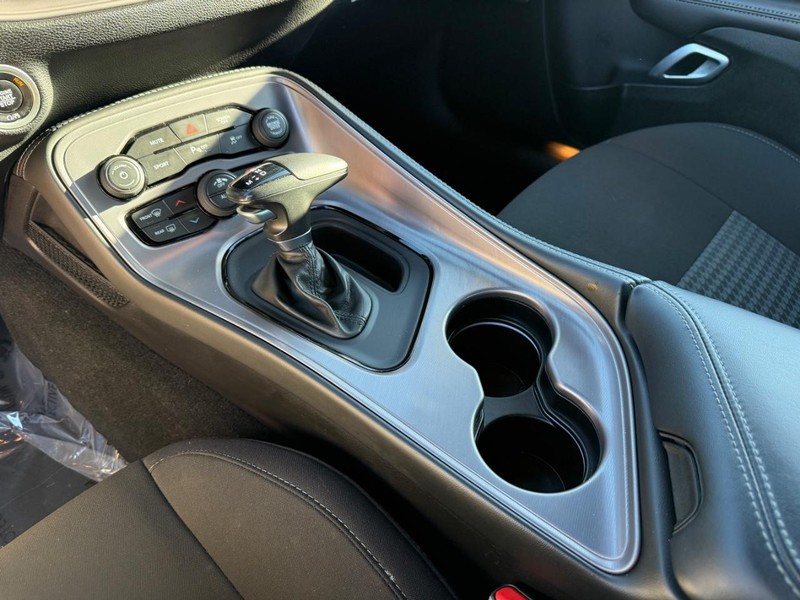 Dodge Challenger Vehicle Full-screen Gallery Image 23