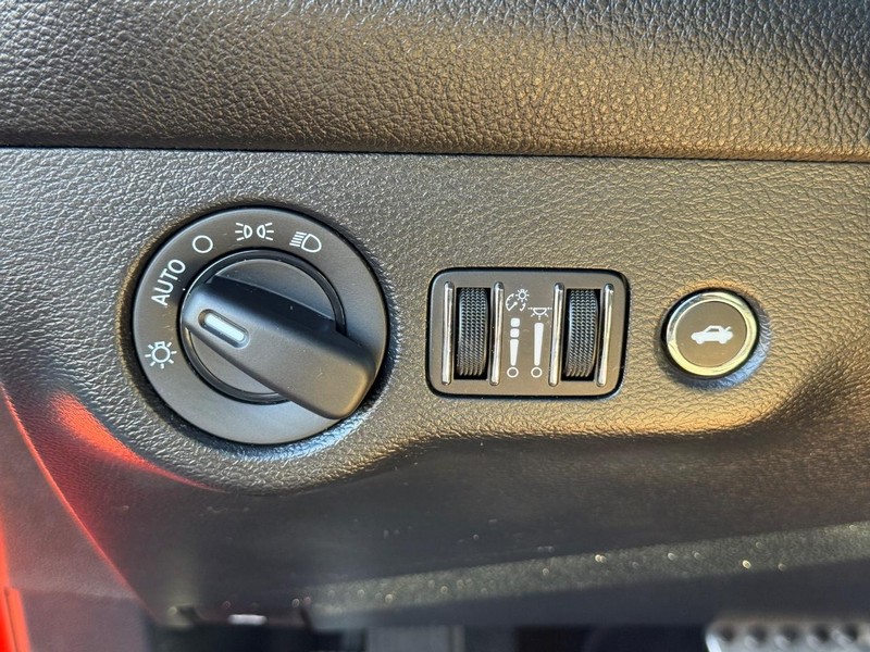 Dodge Challenger Vehicle Full-screen Gallery Image 27