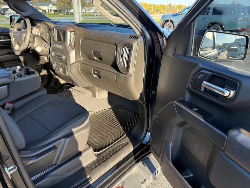 Chevrolet Silverado 1500 Vehicle Full-screen Gallery Image 14