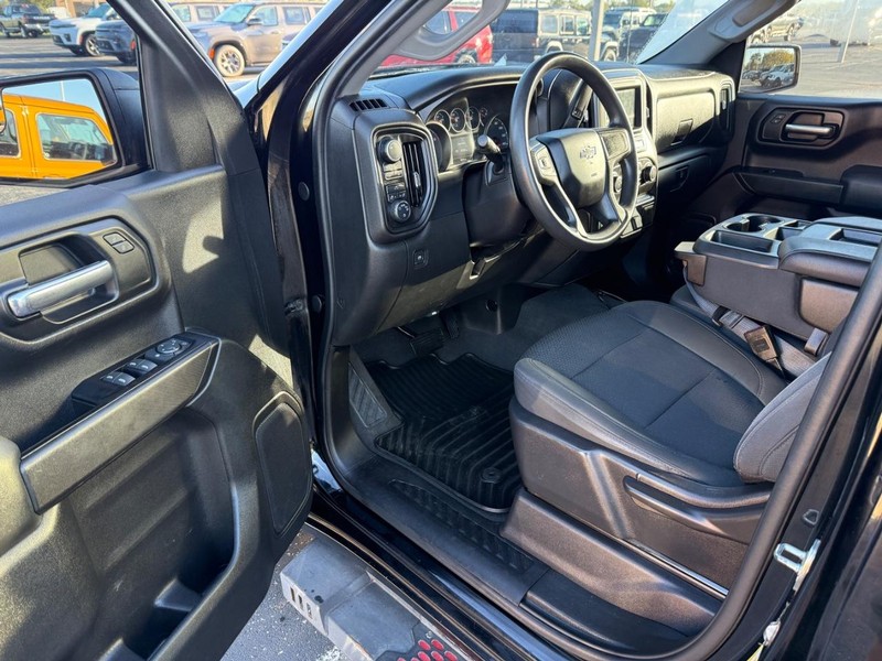 Chevrolet Silverado 1500 Vehicle Full-screen Gallery Image 16