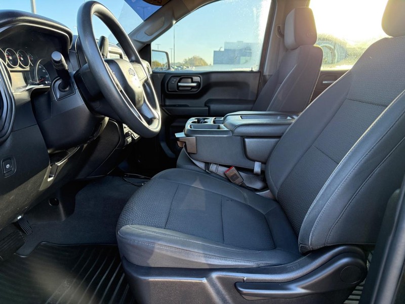 Chevrolet Silverado 1500 Vehicle Full-screen Gallery Image 17