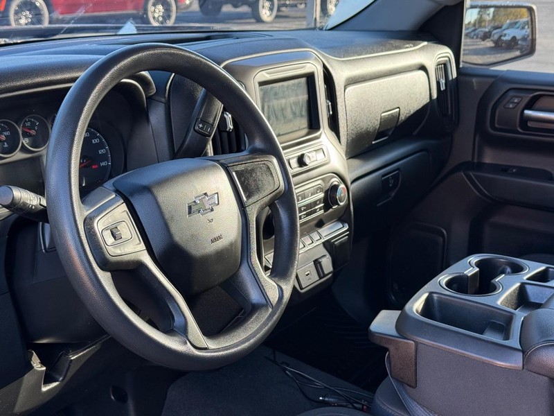 Chevrolet Silverado 1500 Vehicle Full-screen Gallery Image 18