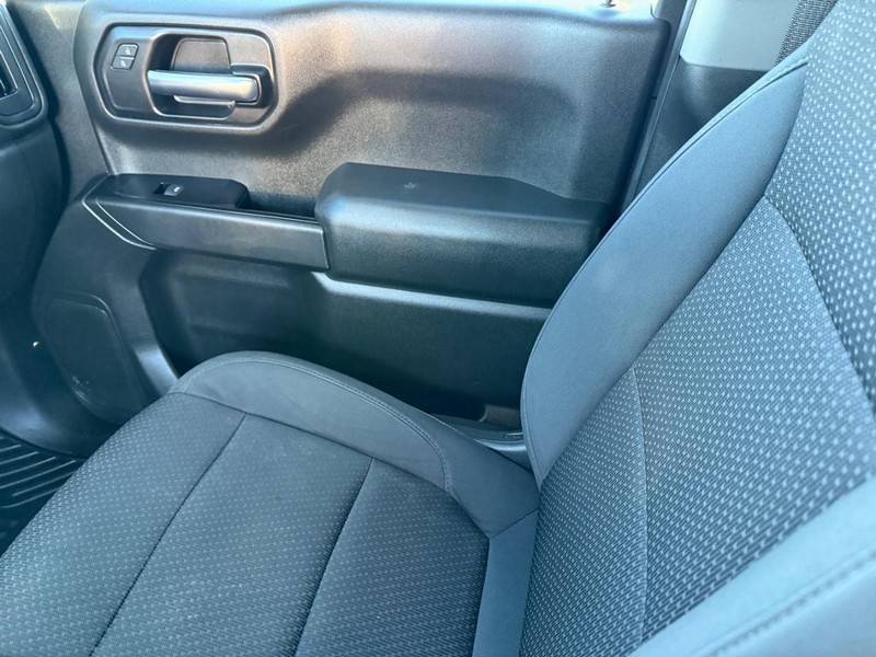 Chevrolet Silverado 1500 Vehicle Full-screen Gallery Image 24