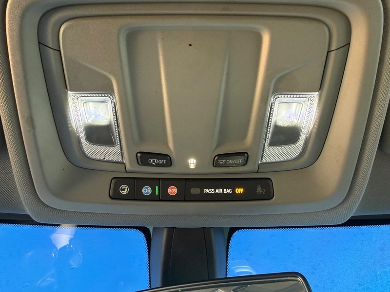 Chevrolet Silverado 1500 Vehicle Full-screen Gallery Image 25