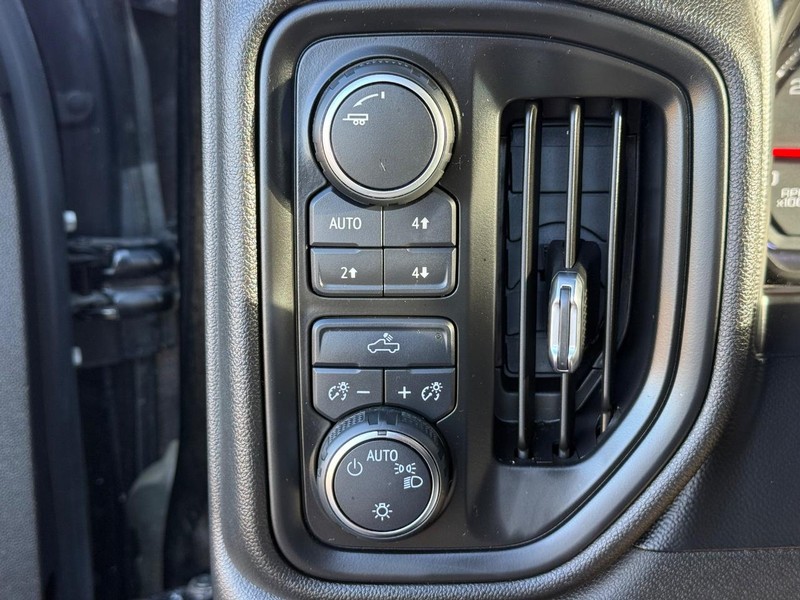 Chevrolet Silverado 1500 Vehicle Full-screen Gallery Image 28