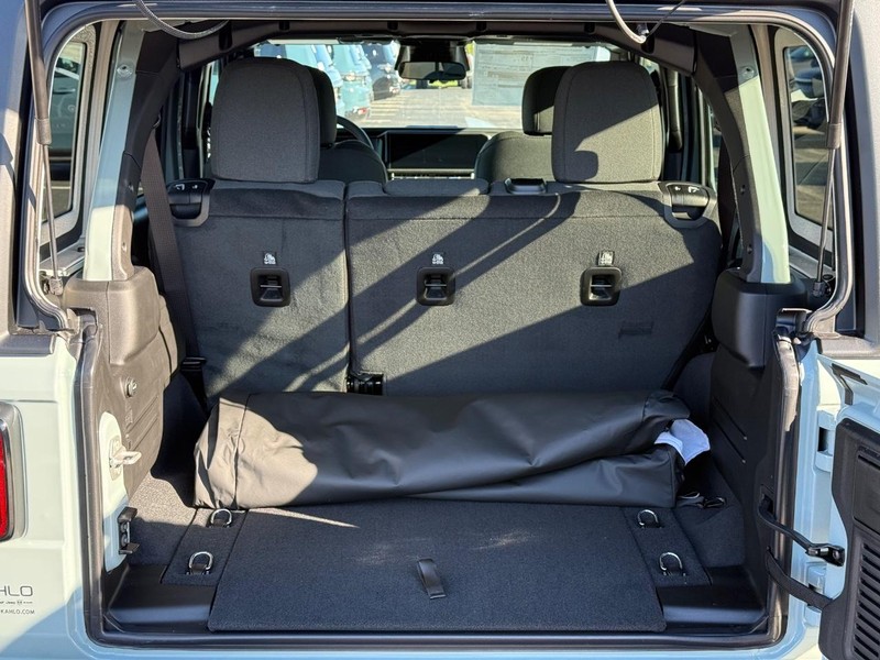 Jeep Wrangler Vehicle Full-screen Gallery Image 7