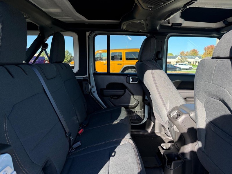 Jeep Wrangler Vehicle Full-screen Gallery Image 10