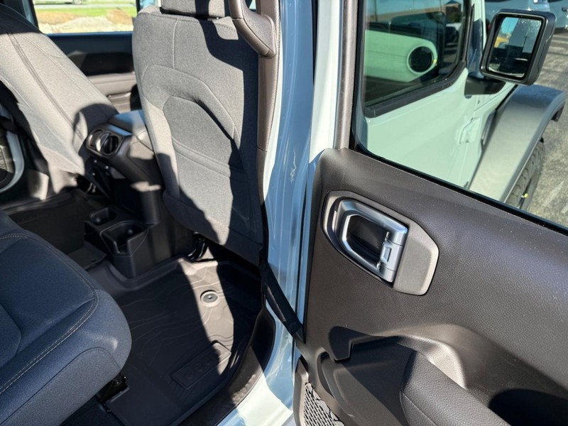 Jeep Wrangler Vehicle Full-screen Gallery Image 11
