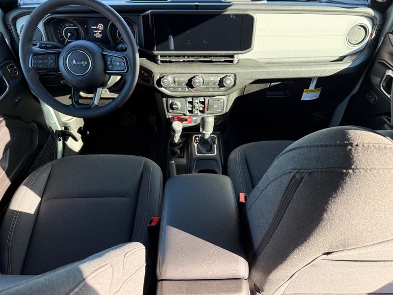 Jeep Wrangler Vehicle Full-screen Gallery Image 12