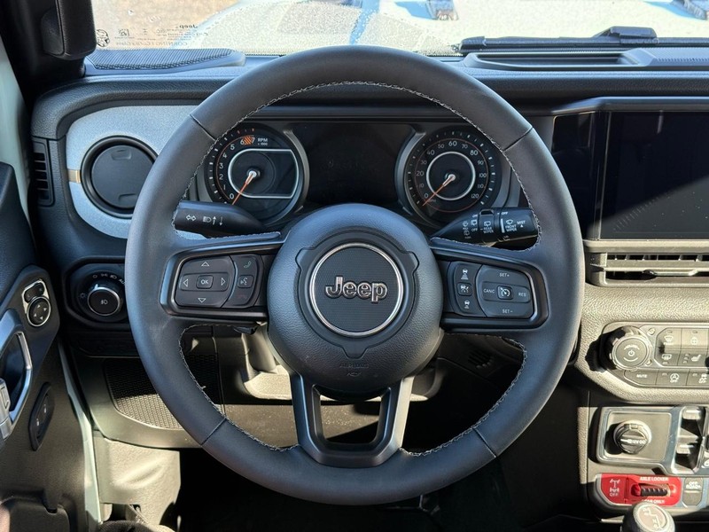 Jeep Wrangler Vehicle Full-screen Gallery Image 13