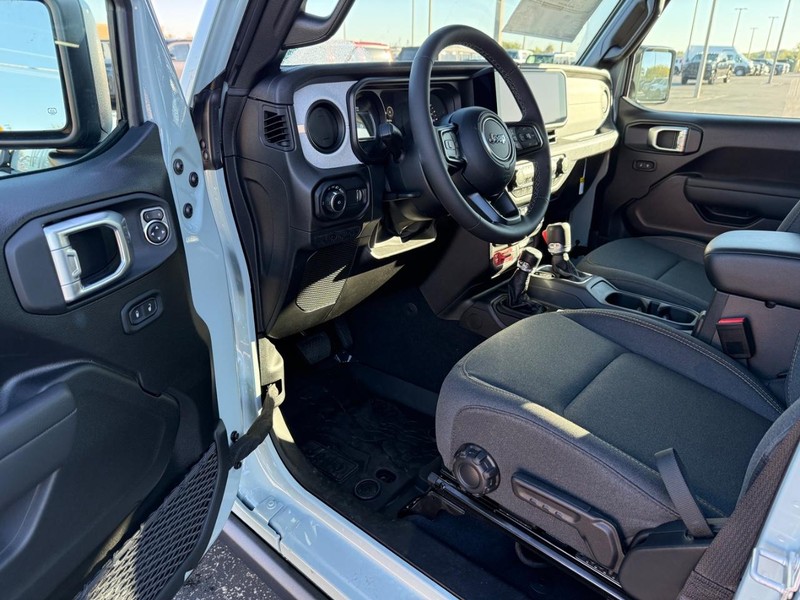 Jeep Wrangler Vehicle Full-screen Gallery Image 16