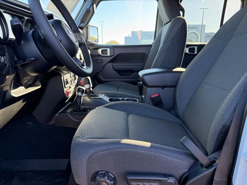 Jeep Wrangler Vehicle Full-screen Gallery Image 17