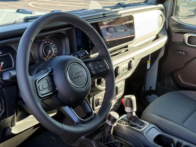 Jeep Wrangler Vehicle Full-screen Gallery Image 18