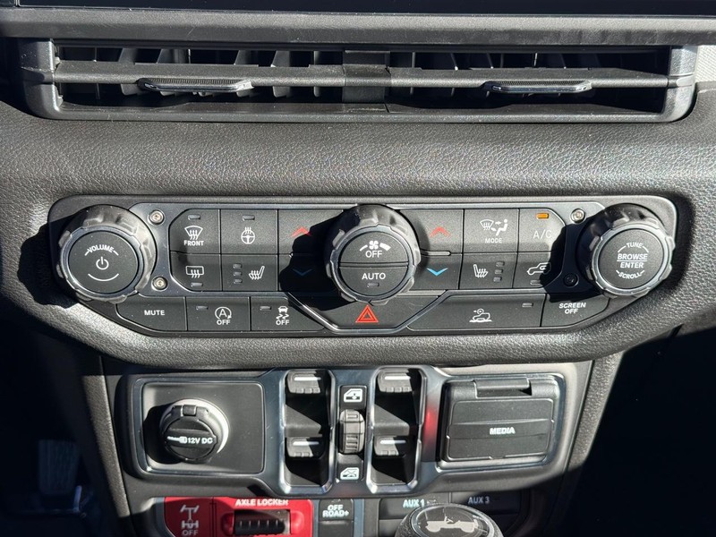 Jeep Wrangler Vehicle Full-screen Gallery Image 25