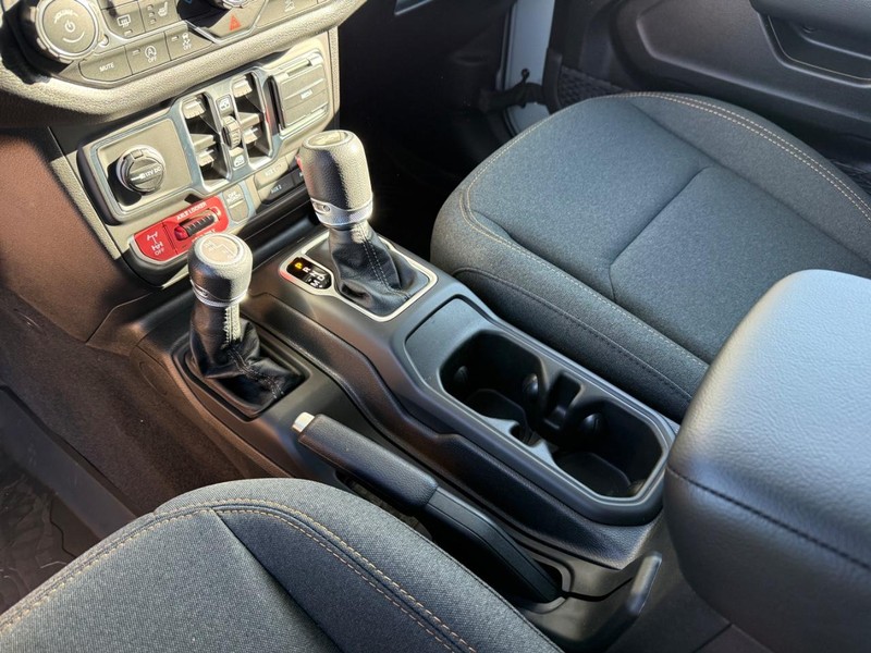 Jeep Wrangler Vehicle Full-screen Gallery Image 26