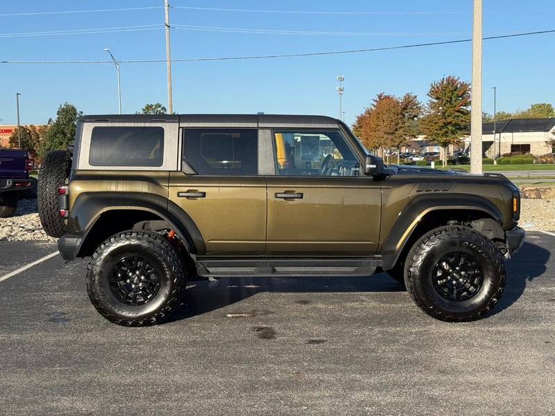 Ford Bronco Vehicle Full-screen Gallery Image 02