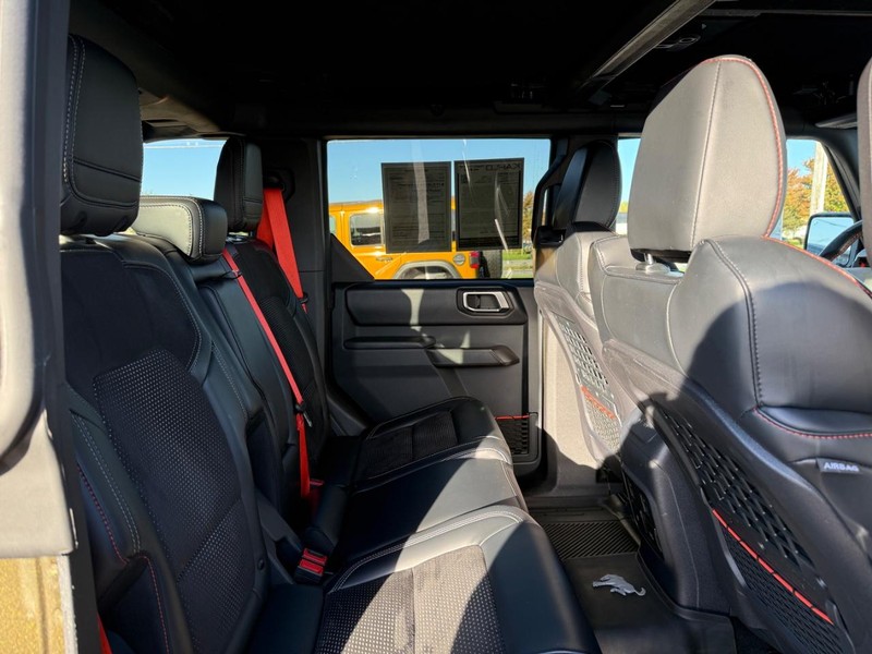 Ford Bronco Vehicle Full-screen Gallery Image 10