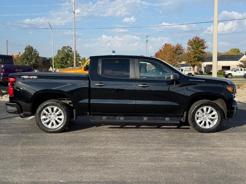 Chevrolet Silverado 1500 Vehicle Full-screen Gallery Image 02