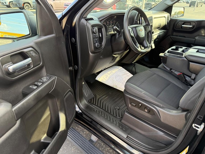 Chevrolet Silverado 1500 Vehicle Full-screen Gallery Image 16
