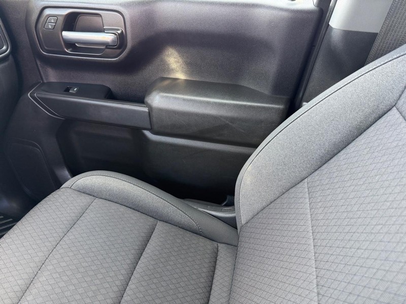Chevrolet Silverado 1500 Vehicle Full-screen Gallery Image 24