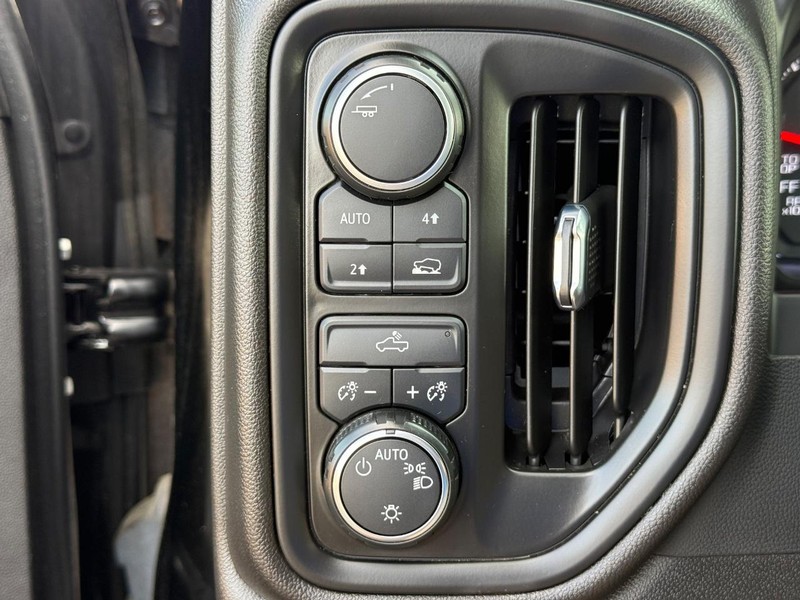 Chevrolet Silverado 1500 Vehicle Full-screen Gallery Image 27