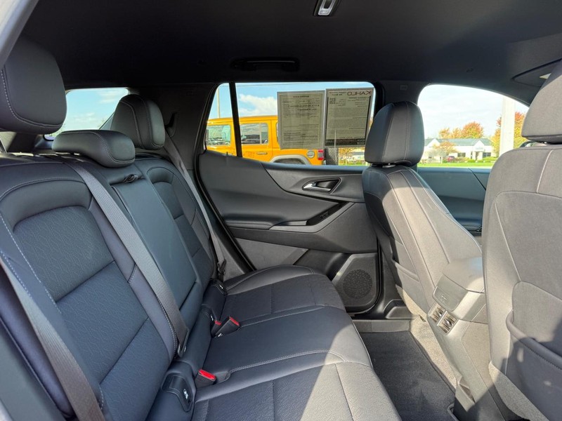 Chevrolet Equinox Vehicle Full-screen Gallery Image 11