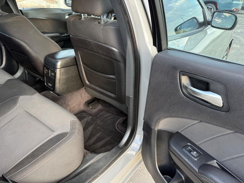 Dodge Charger Vehicle Full-screen Gallery Image 11