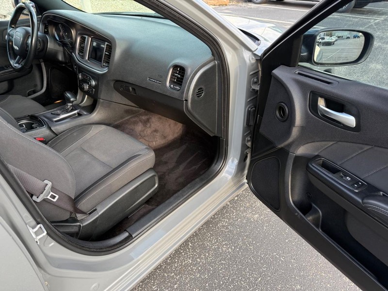 Dodge Charger Vehicle Full-screen Gallery Image 14