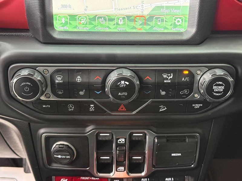 Jeep Wrangler Vehicle Full-screen Gallery Image 25