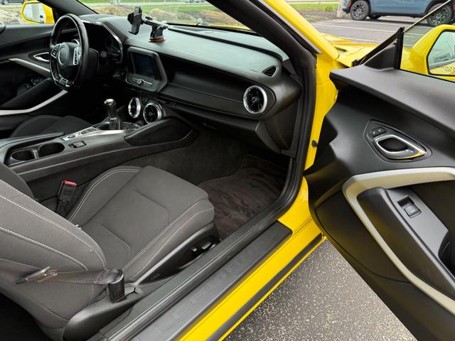 Chevrolet Camaro Vehicle Full-screen Gallery Image 11
