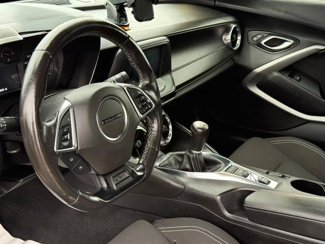Chevrolet Camaro Vehicle Full-screen Gallery Image 16