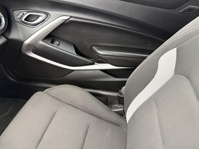 Chevrolet Camaro Vehicle Full-screen Gallery Image 23
