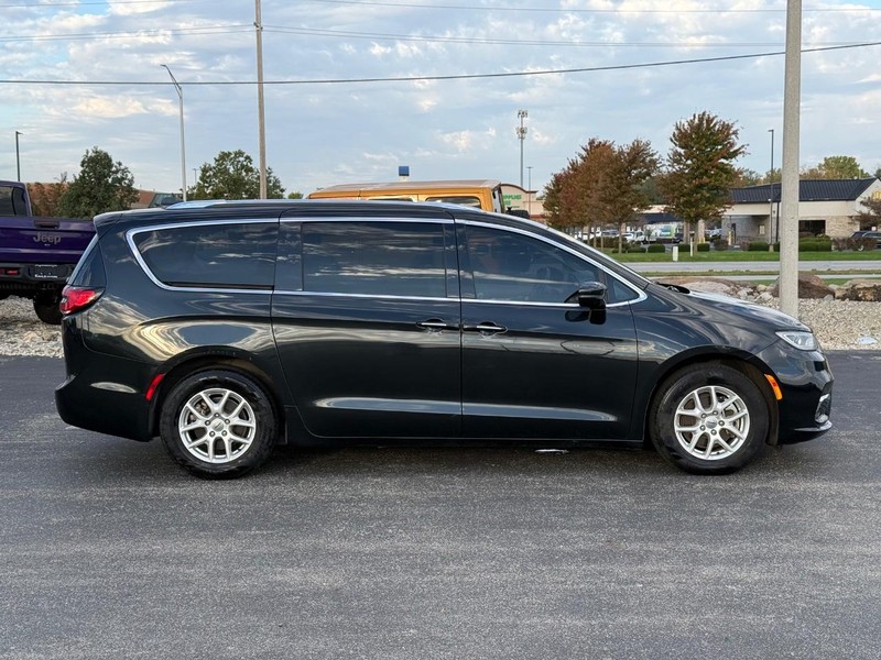 Chrysler Pacifica Vehicle Full-screen Gallery Image 02