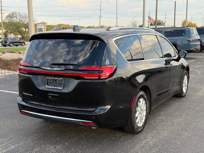 Chrysler Pacifica Vehicle Full-screen Gallery Image 03