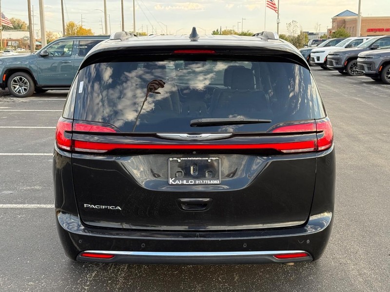Chrysler Pacifica Vehicle Full-screen Gallery Image 05