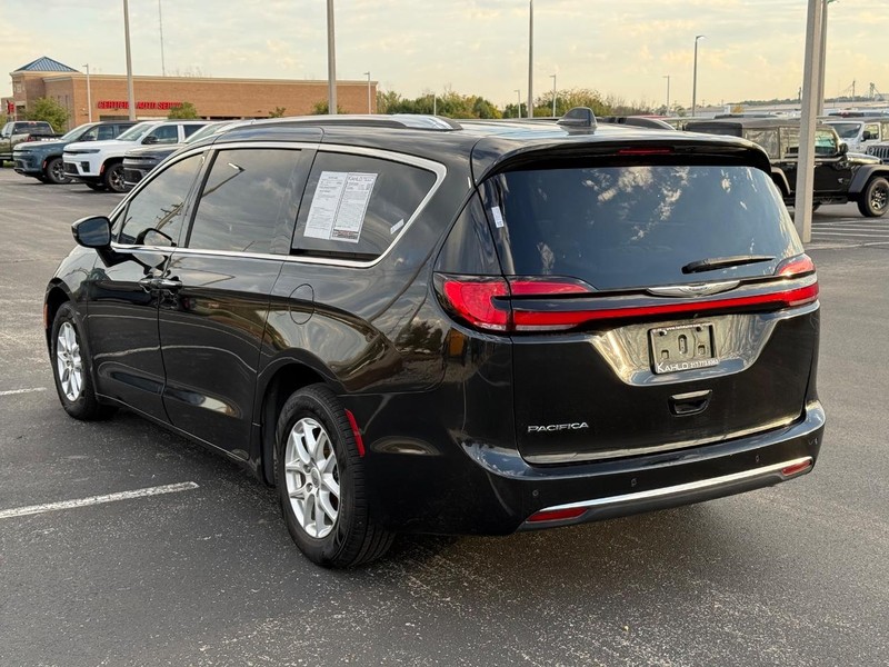 Chrysler Pacifica Vehicle Full-screen Gallery Image 06