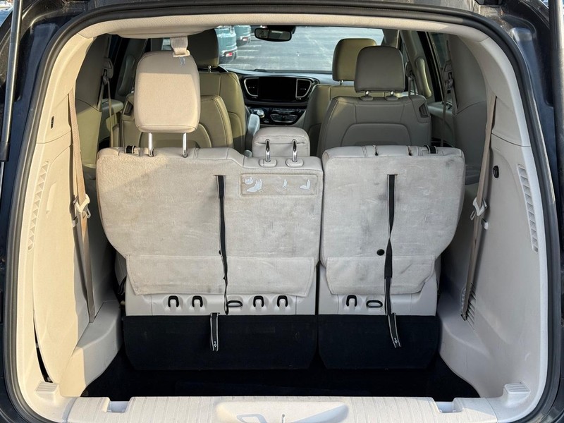 Chrysler Pacifica Vehicle Full-screen Gallery Image 08