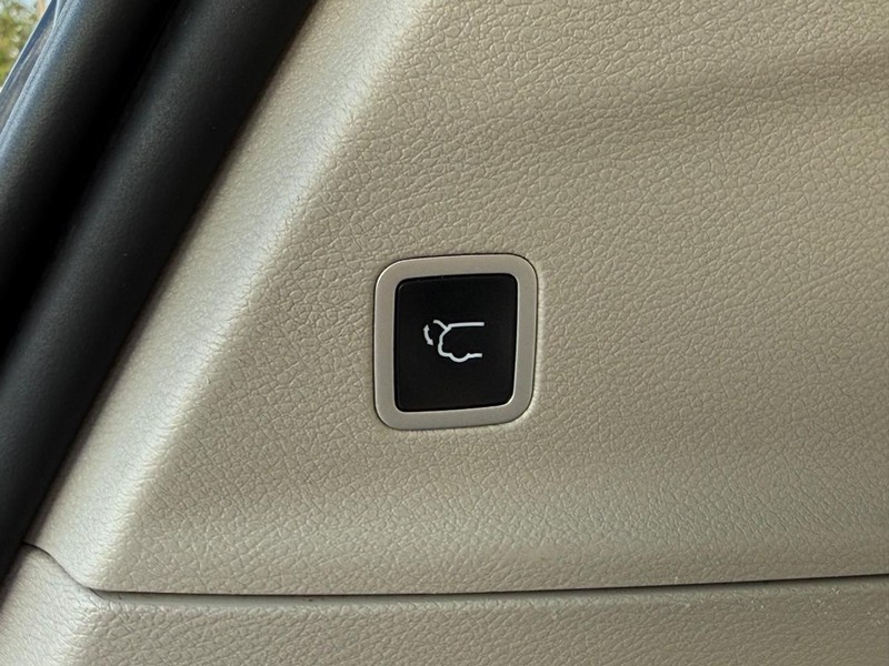 Chrysler Pacifica Vehicle Full-screen Gallery Image 09
