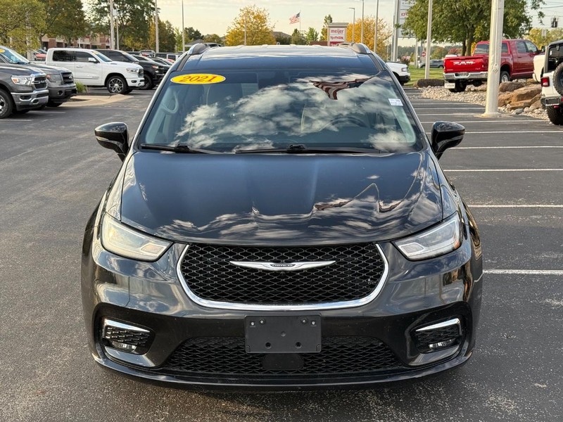 Chrysler Pacifica Vehicle Full-screen Gallery Image 11