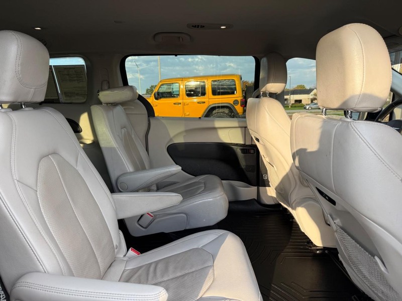Chrysler Pacifica Vehicle Full-screen Gallery Image 12