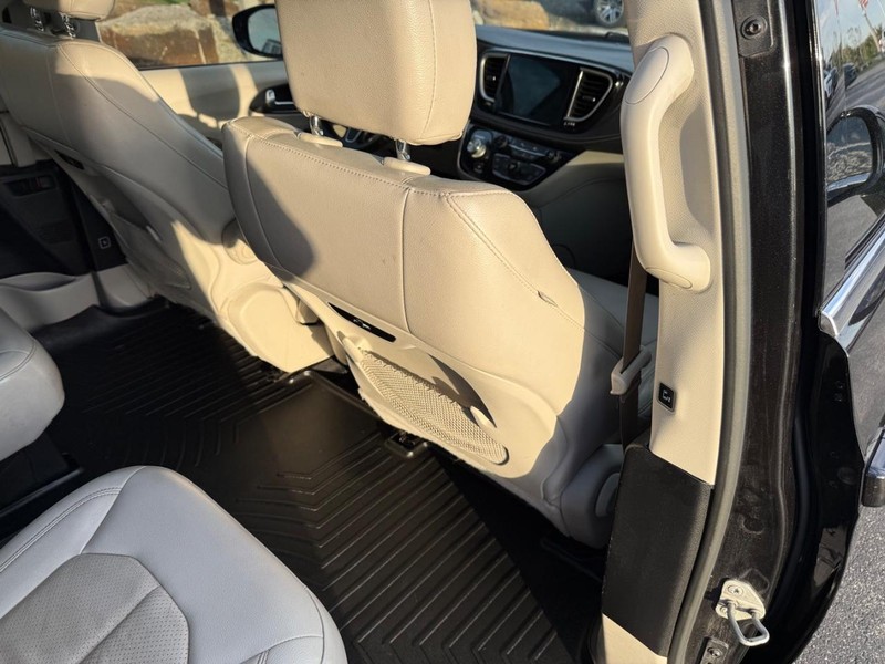 Chrysler Pacifica Vehicle Full-screen Gallery Image 13