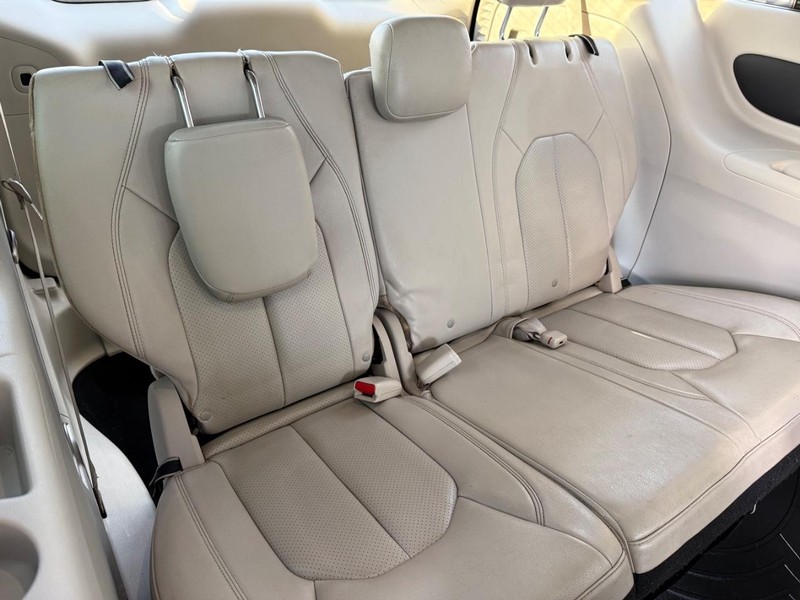 Chrysler Pacifica Vehicle Full-screen Gallery Image 14
