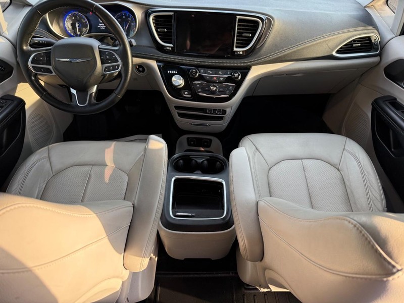 Chrysler Pacifica Vehicle Full-screen Gallery Image 15