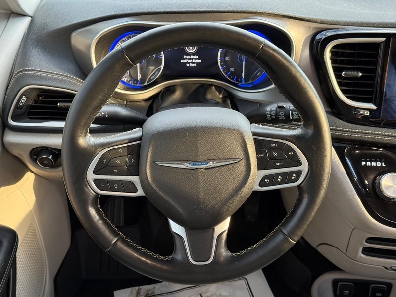 Chrysler Pacifica Vehicle Full-screen Gallery Image 16