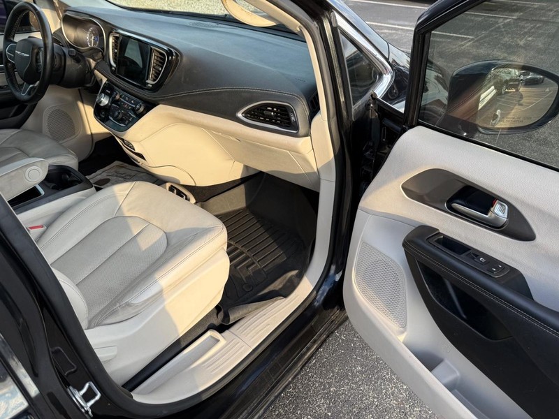 Chrysler Pacifica Vehicle Full-screen Gallery Image 17