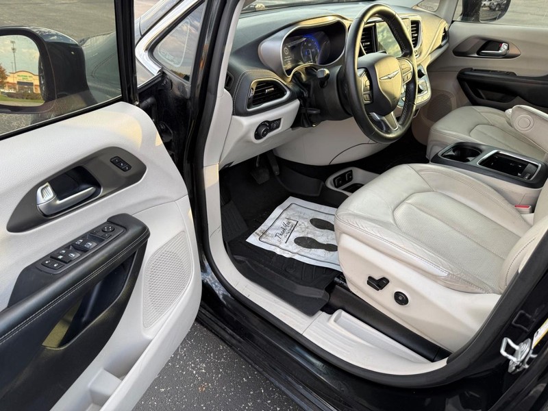 Chrysler Pacifica Vehicle Full-screen Gallery Image 19