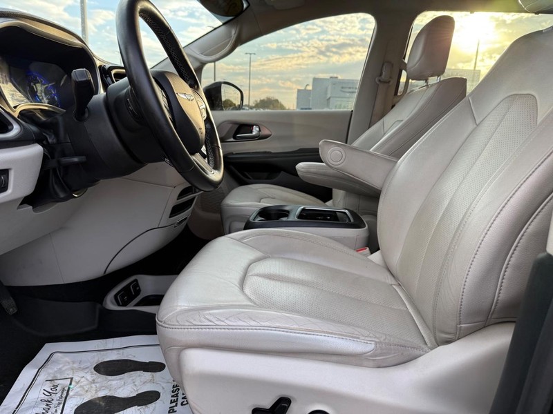 Chrysler Pacifica Vehicle Full-screen Gallery Image 20