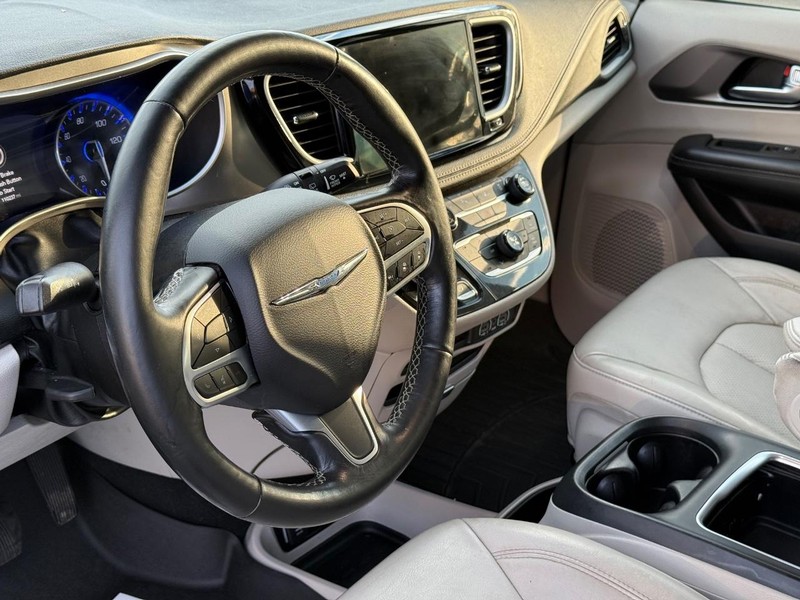 Chrysler Pacifica Vehicle Full-screen Gallery Image 21