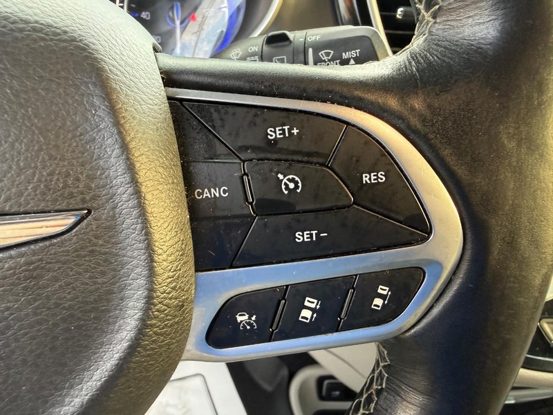 Chrysler Pacifica Vehicle Full-screen Gallery Image 23